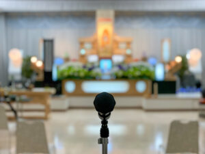 祭壇前でマイクが置かれ、静かに進行される送骨・納骨サービスの場面