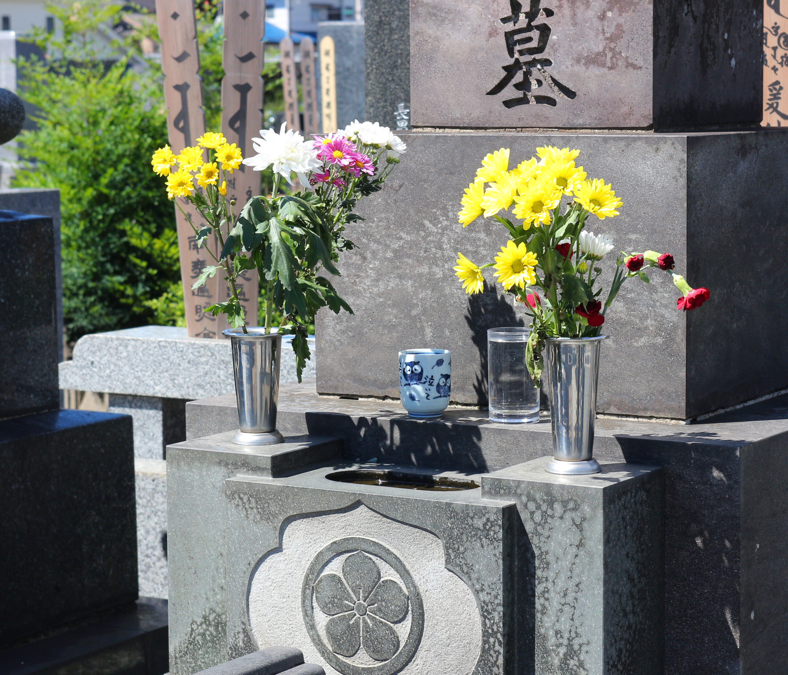 戒名を追加彫刻する既存墓石のイメージ｜供花を手向けられた墓石