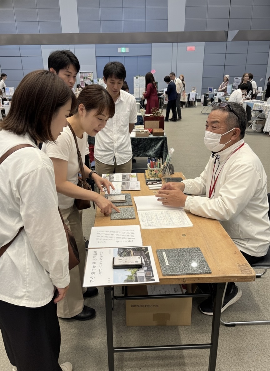 岐阜癒しフェスタで樹木葬サンプルを説明する様子