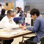 岐阜癒しフェスタで樹木葬の相談を受ける専門スタッフ