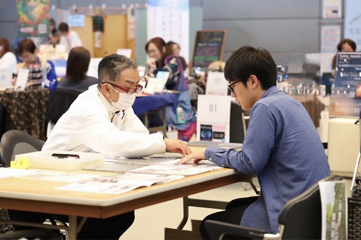岐阜癒しフェスタで樹木葬の相談を受ける専門スタッフ