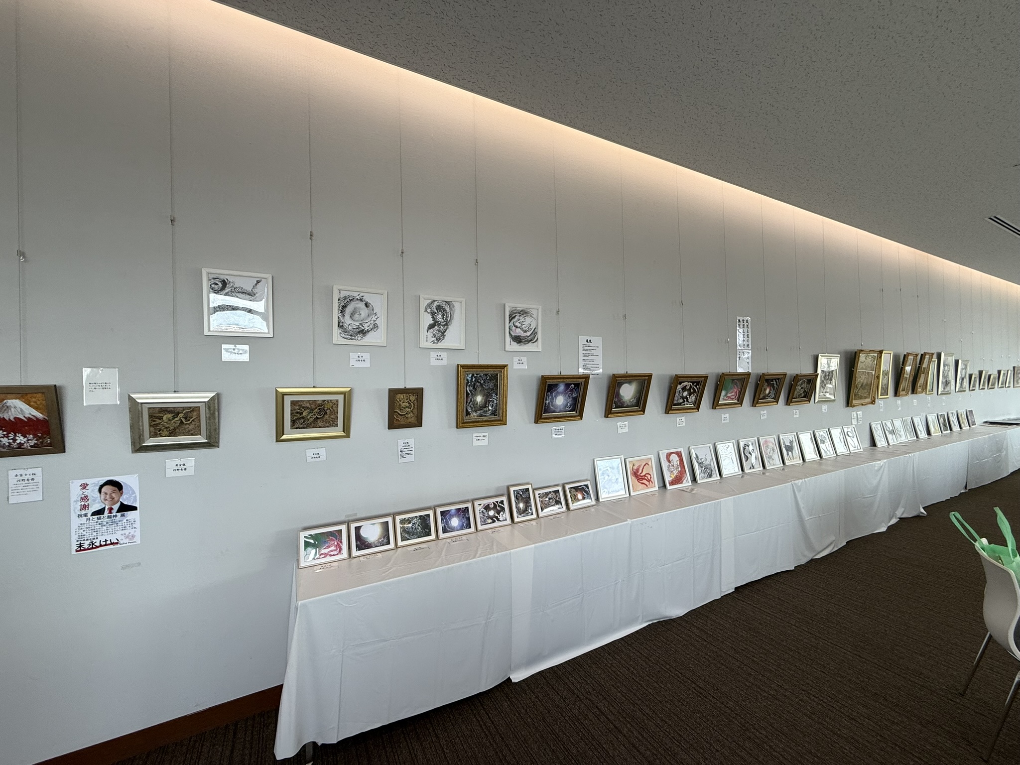 一宮市民ギャラリー「月と猫と龍神 展」の会場全景