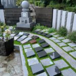 善福寺 平和公園内樹木葬墓地の樹木葬区画と緑に囲まれた墓碑